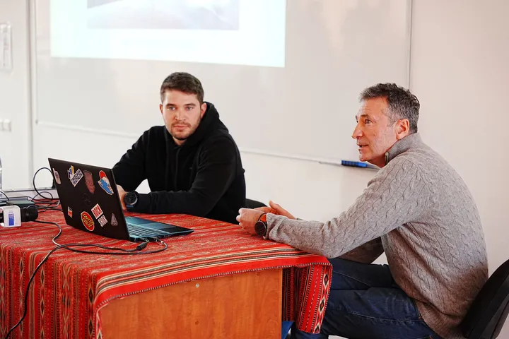 „Geodezia înălțimilor, între cote și creste alpine” – întâlnire inspirațională cu Dan Robescu, senior și junior, la Facultatea de Construcții a UPT